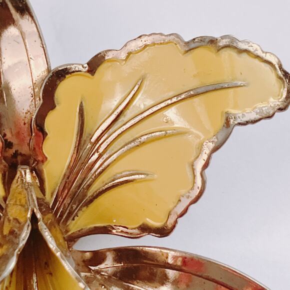 VTG 1950s Brooch Yellow Enamel Orchid Flower Gold Tone Mid Century Pin - Picture 5 of 9